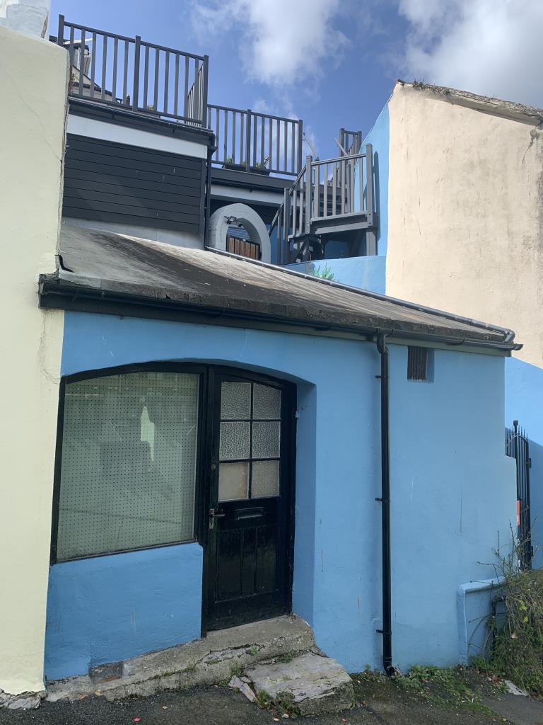 Lot: 9 - COTTAGE AND STORE CLOSE TO THE HARBOUR -